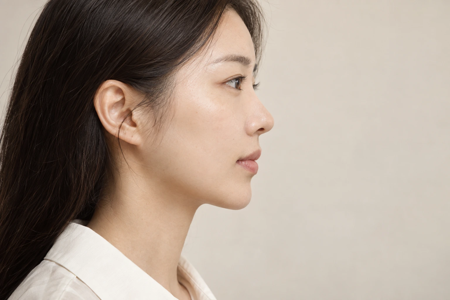 자연스러운 피부결을 보여주는 젊은 성인 여성의 옆모습 설명 이미지